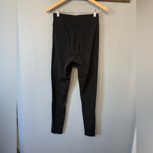Women’s black leggings in sizes medium by Hue - Picture 3 of 4